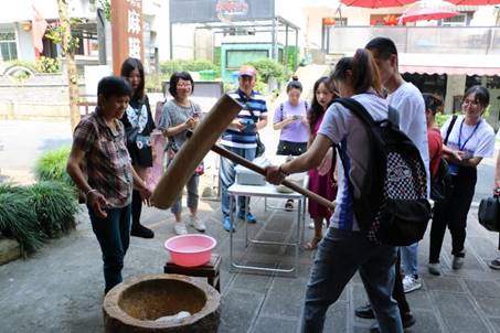 图片包含 人, 建筑, 户外, 女人描述已自动生成